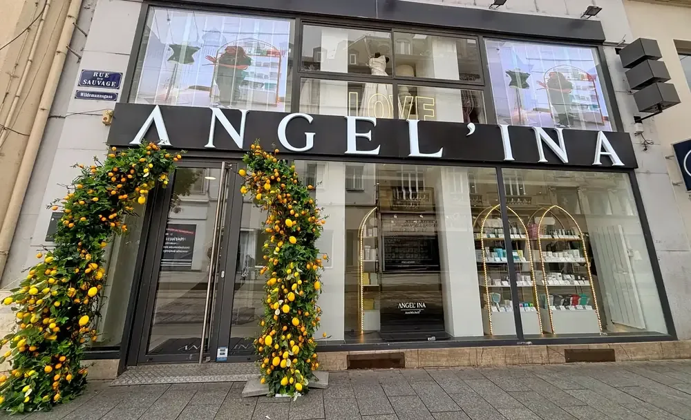 La porte de la boutique Angel'ina, sous les citronniers, rue du Sauvage.