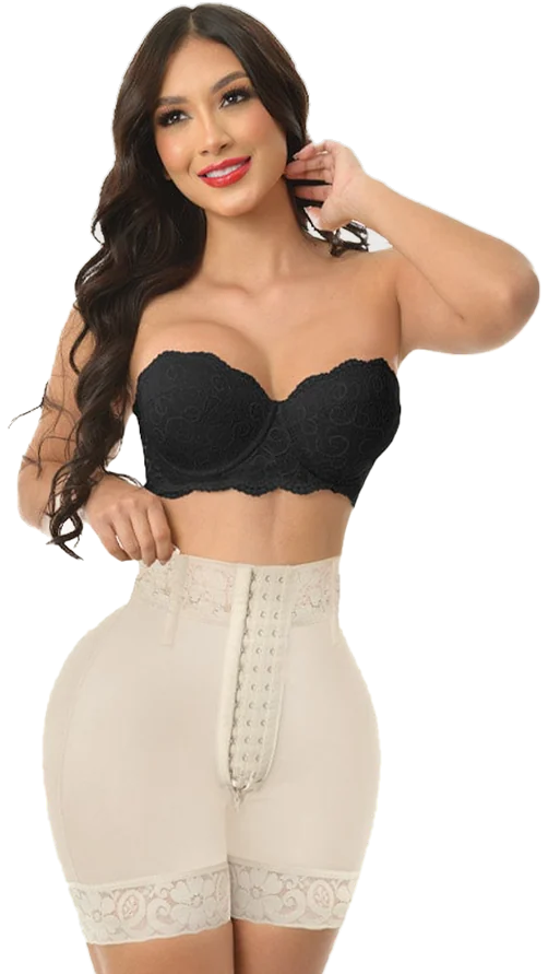 Une femme porte le shorty gainant remonte fesses, couleur chair: taille haute, colonne d'agrafes, dentelle au bas de cuisse.