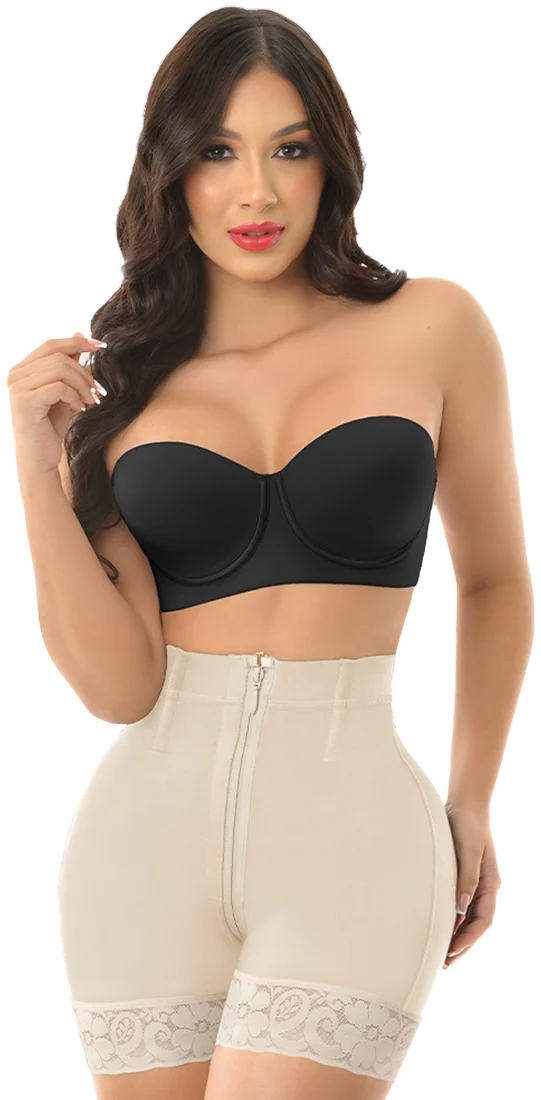 Une femme porte le shorty remonte fesses à zip, couleur chair: fermeture zippée sur le devant, dentelle au bas de cuisse.