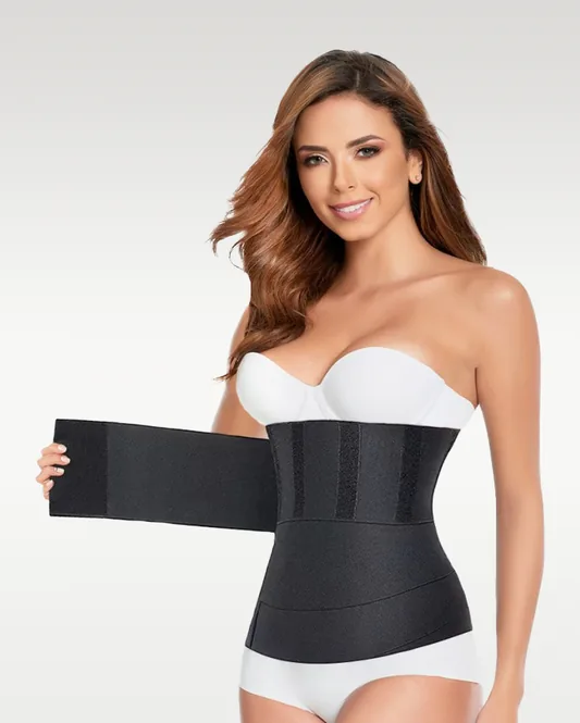 Bandage post-partum noir, bande large tenue à la main, fermeture à velcro.