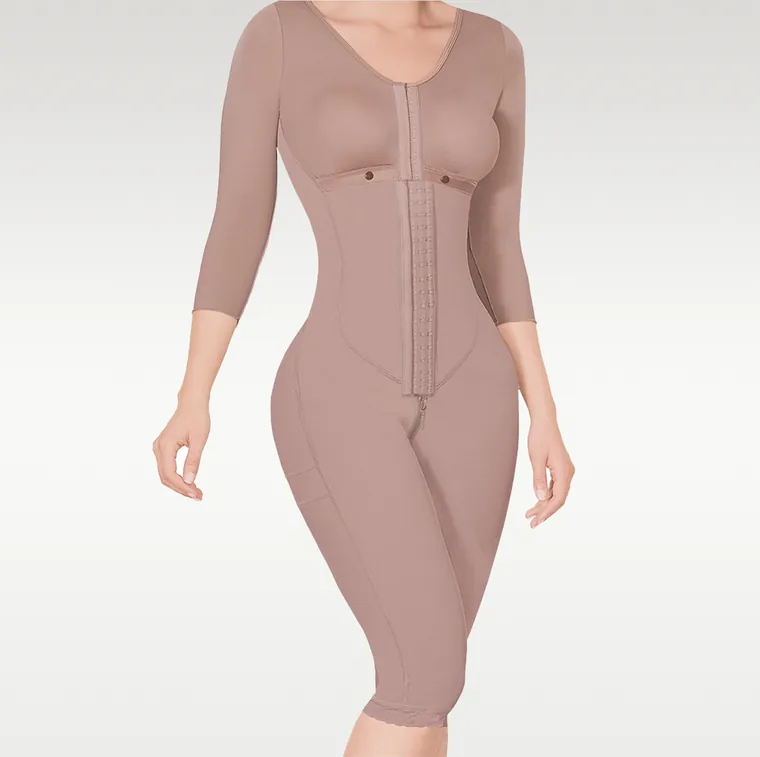 Gaine post-chirurgie en powernet chair rosée, manches trois quarts, colonne d'agrafes.