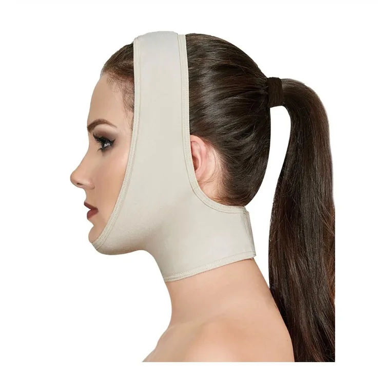 Bandeau visage et menton chair, porté de profil.